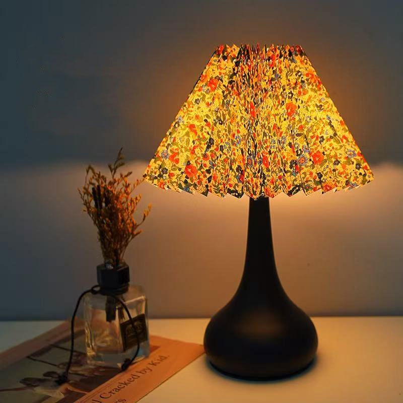 RetroGlow Retro Floral Table Lamp – Cozy Lighting